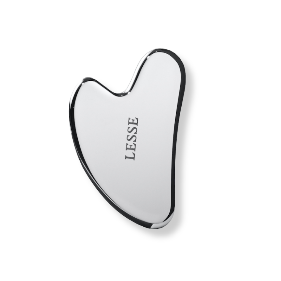 Sculpting Tool de Lesse, herramienta facial en acero inoxidable que redefine, alivia y estiliza el rostro.