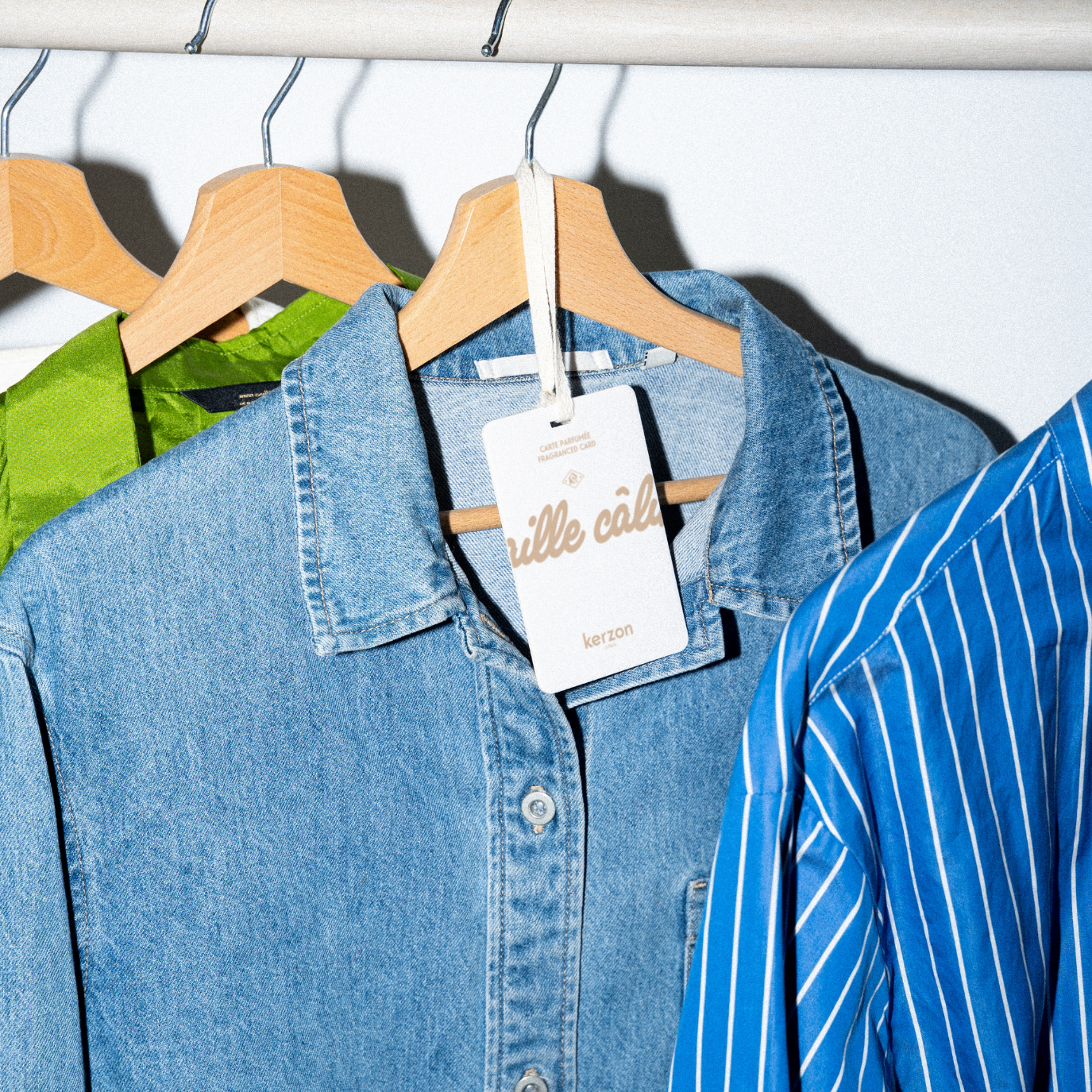 Esta tarjeta perfumada para armario - Maille Câline de Kerzon envuelve la ropa en un limpio suave y elegante.