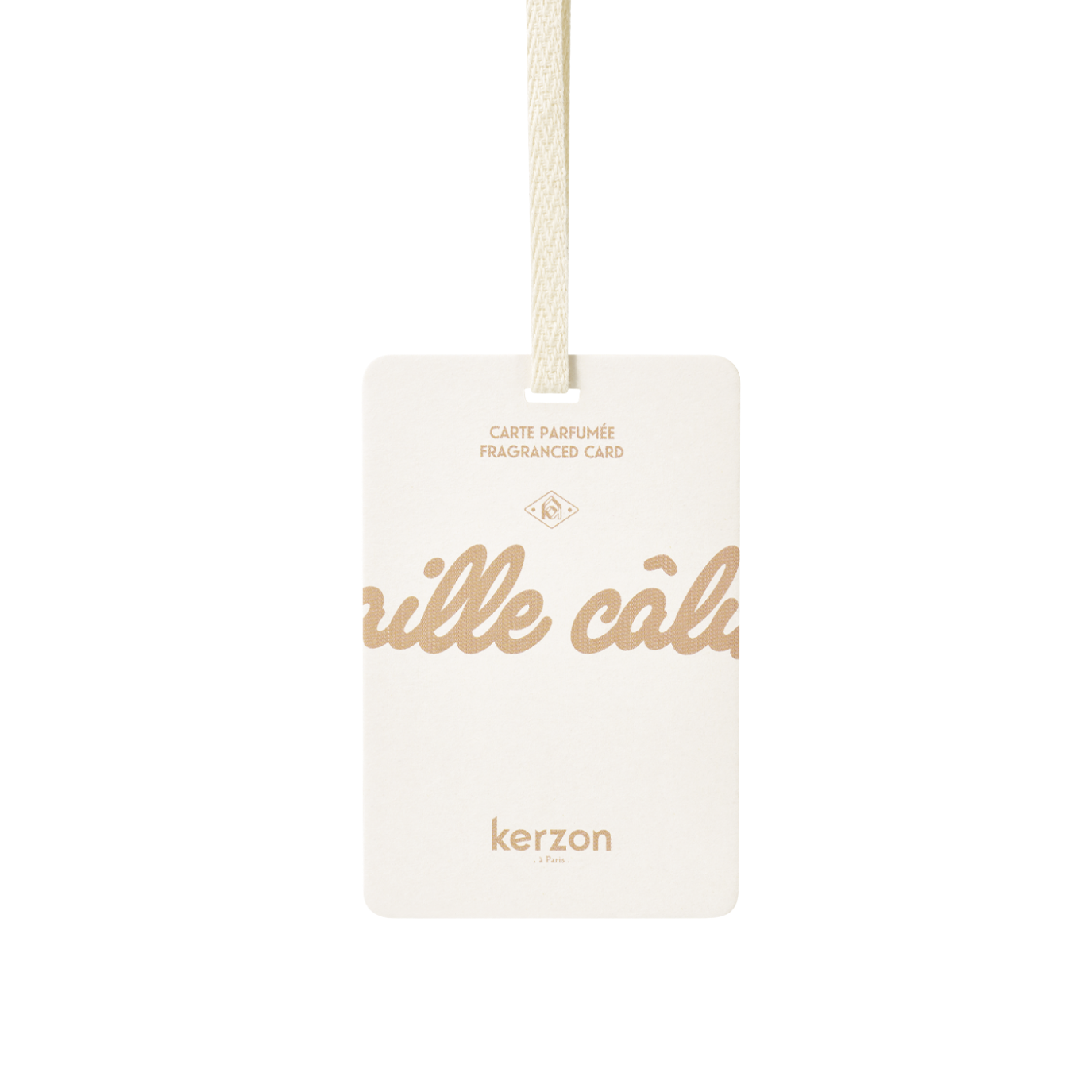 Un aroma limpio de violeta, almizcle y vainilla que acompaña la ropa con discreta calidez.