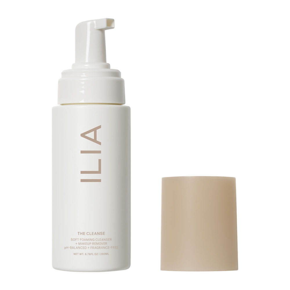 The Cleanse Soft Foaming Cleanser de ILIA Beauty limpia sin resecar y deja la piel cómoda y en paz.