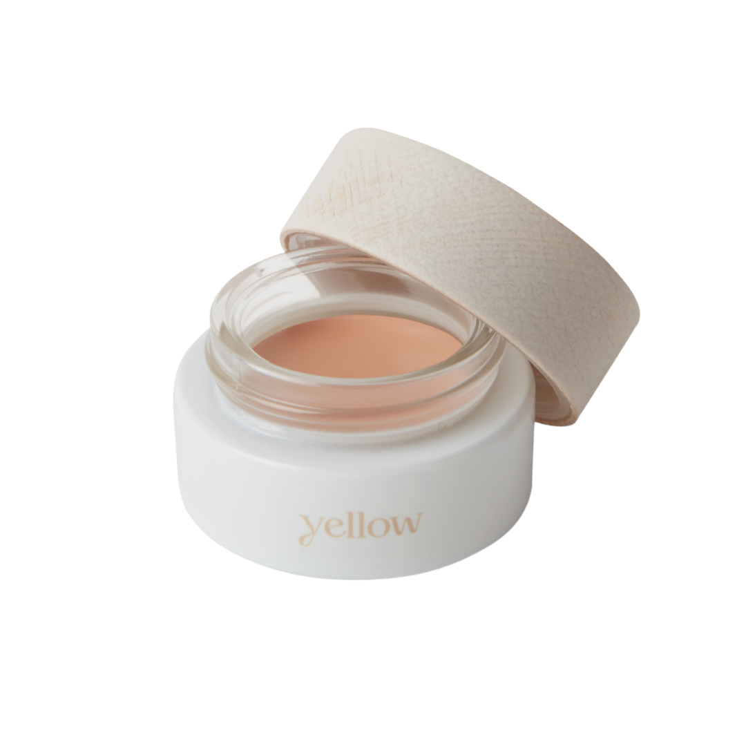 The Daylight Eye Balm SPF30 de Yellow Skincare hidrata y protege el contorno sin dejar residuo visible.