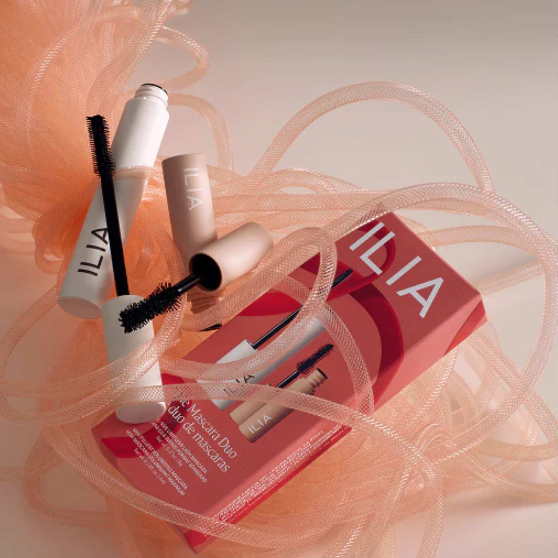 El set combina precisión y volumen en dos fórmulas que transforman la mirada con elegancia y ligereza.