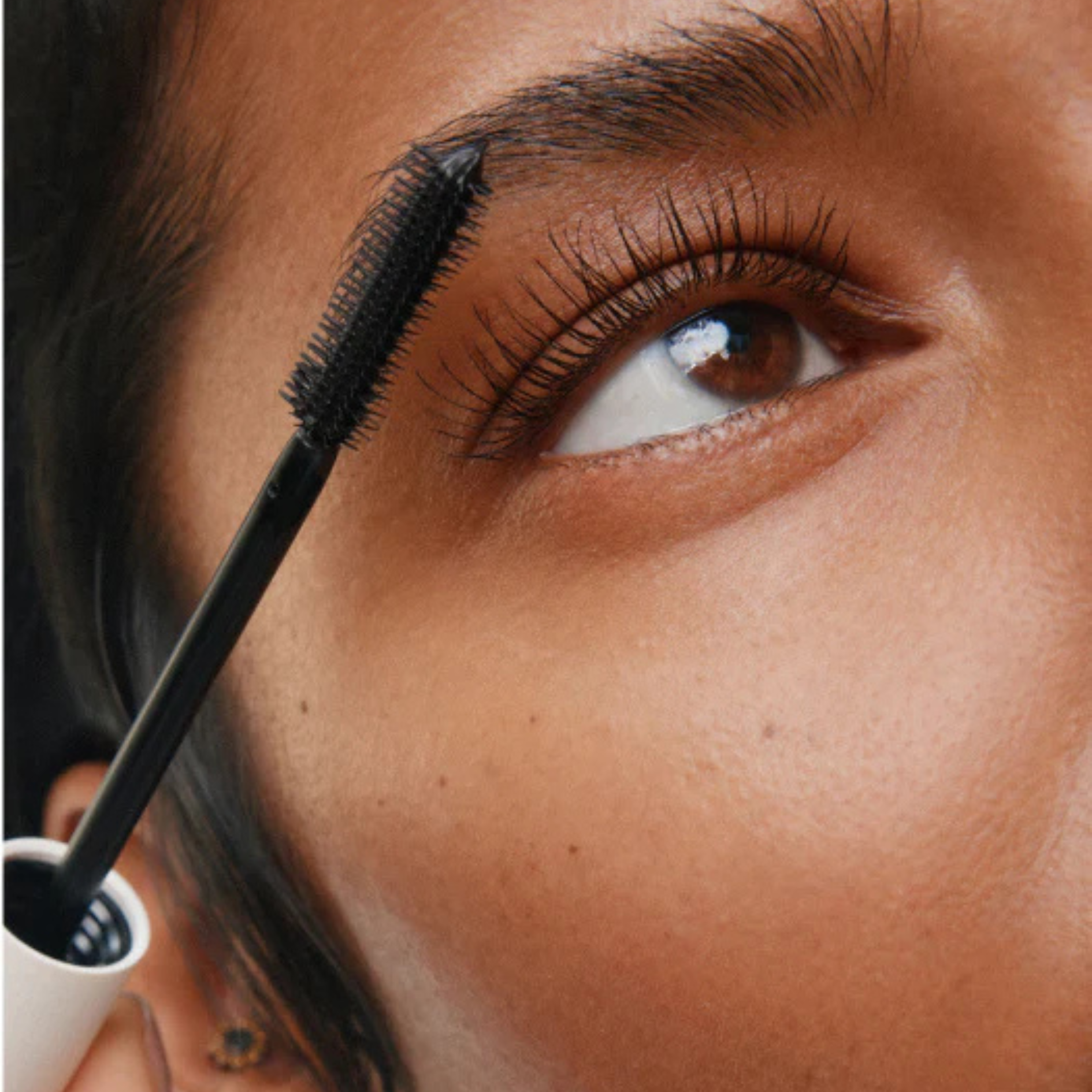 Pestañas alargadas y con cuerpo, una mirada más abierta y fresca tras una sola pasada de máscara.