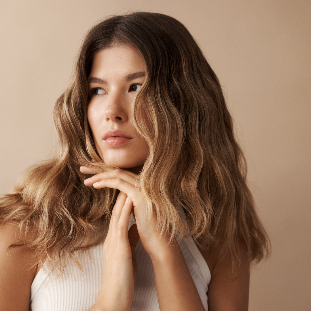 Una melena flexible, nutrida y luminosa que refleja el poder reparador de una hidratación sensorial.