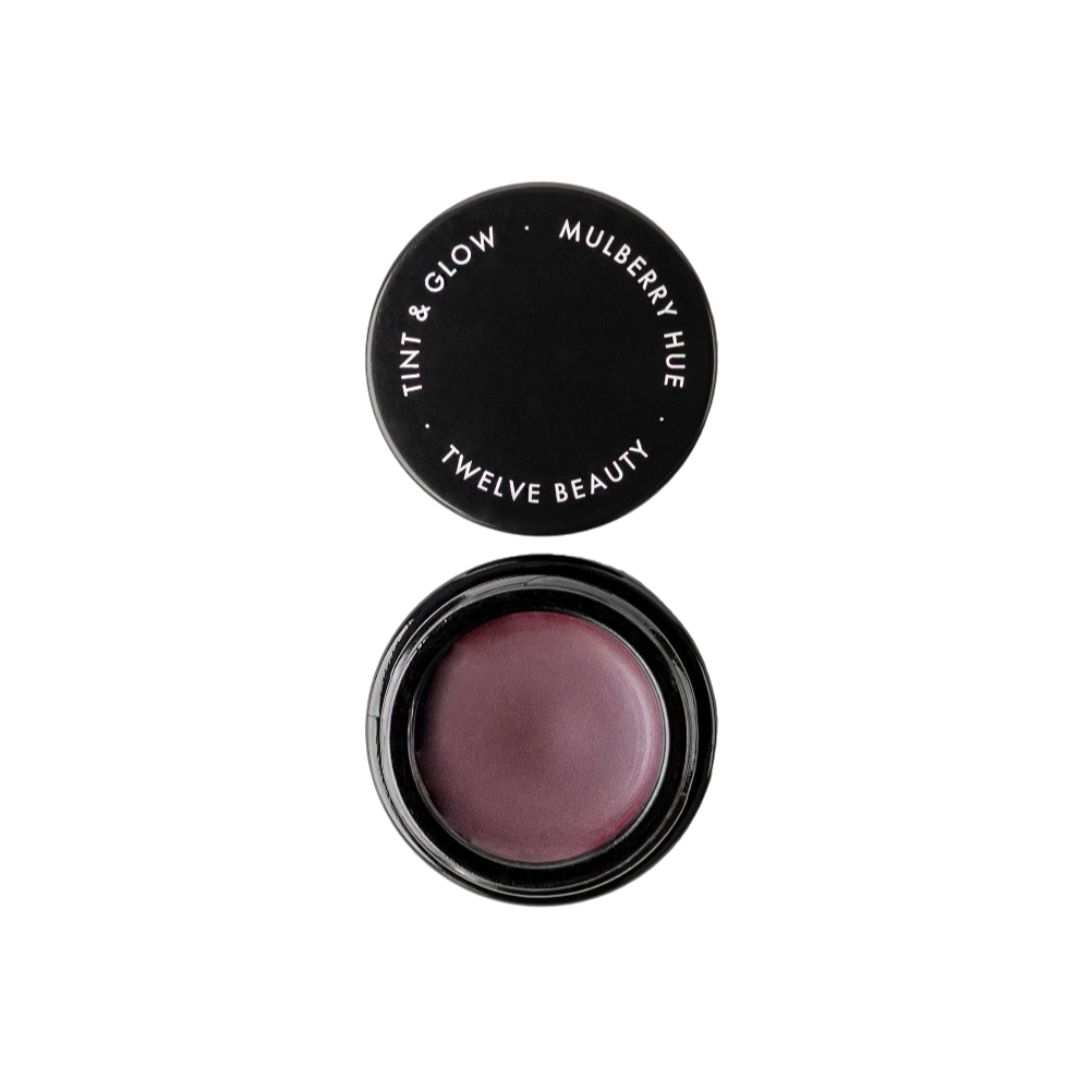 Mulberry Hue revela un rubor profundo y elegante mientras protege e hidrata con aceites botánicos.