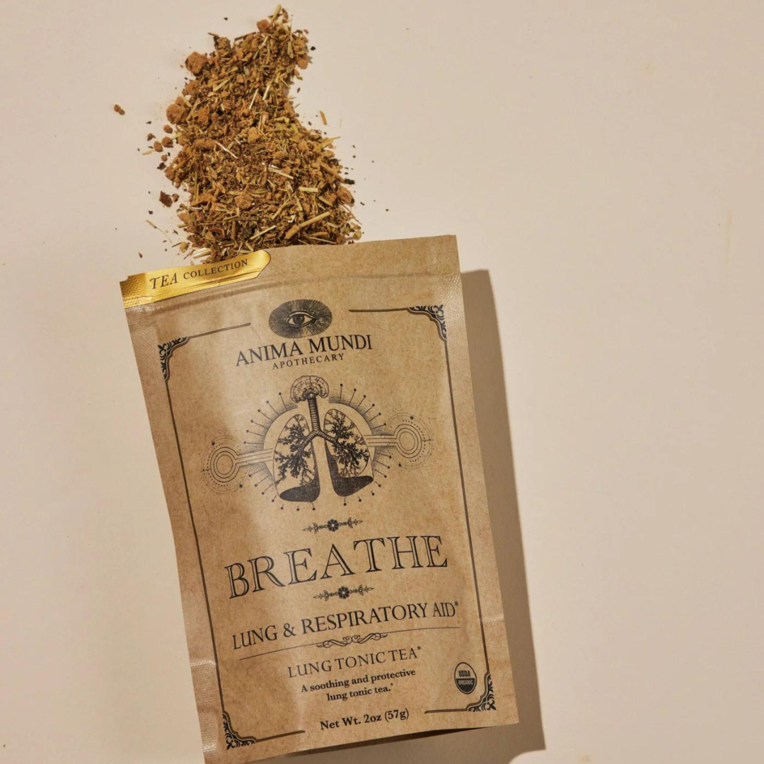 Sobre abierto de Breathe Tea con mezcla herbal visible. Fórmula para depurar, respirar mejor y calmar desde dentro.