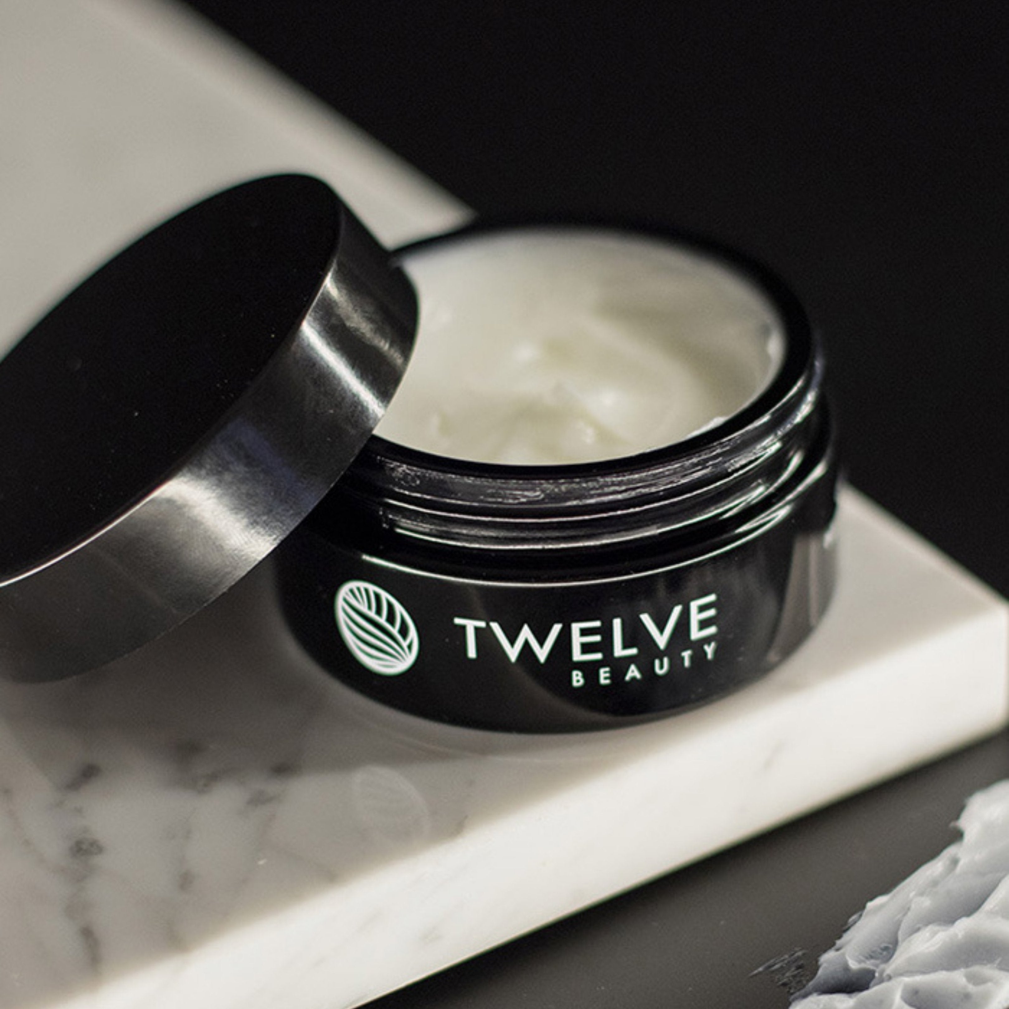Textura untuosa que funde maquillaje y suciedad con precisión, dejando la piel suave y protegida.