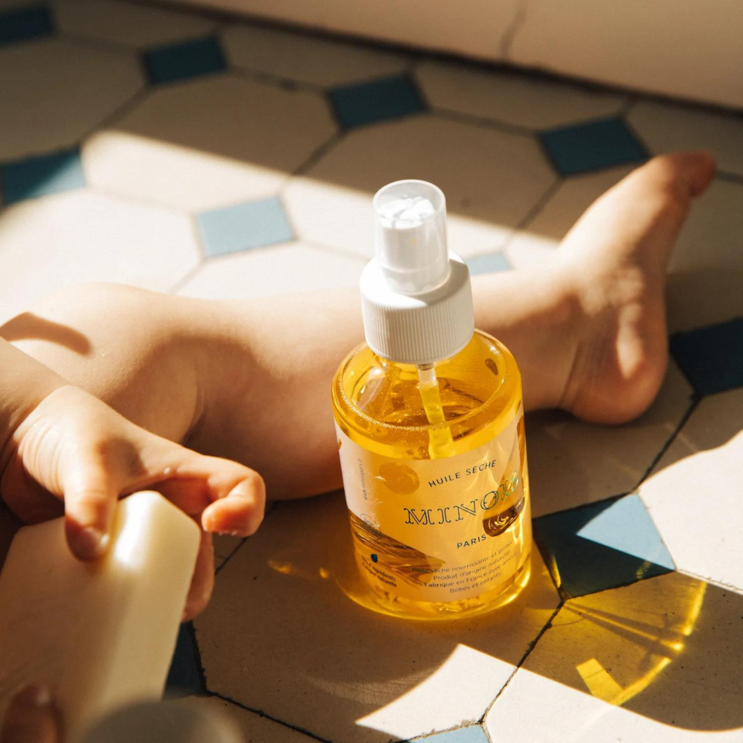 Dry Oil de Minois, un gesto tierno de hidratación ligera para la piel sensible de bebés.
