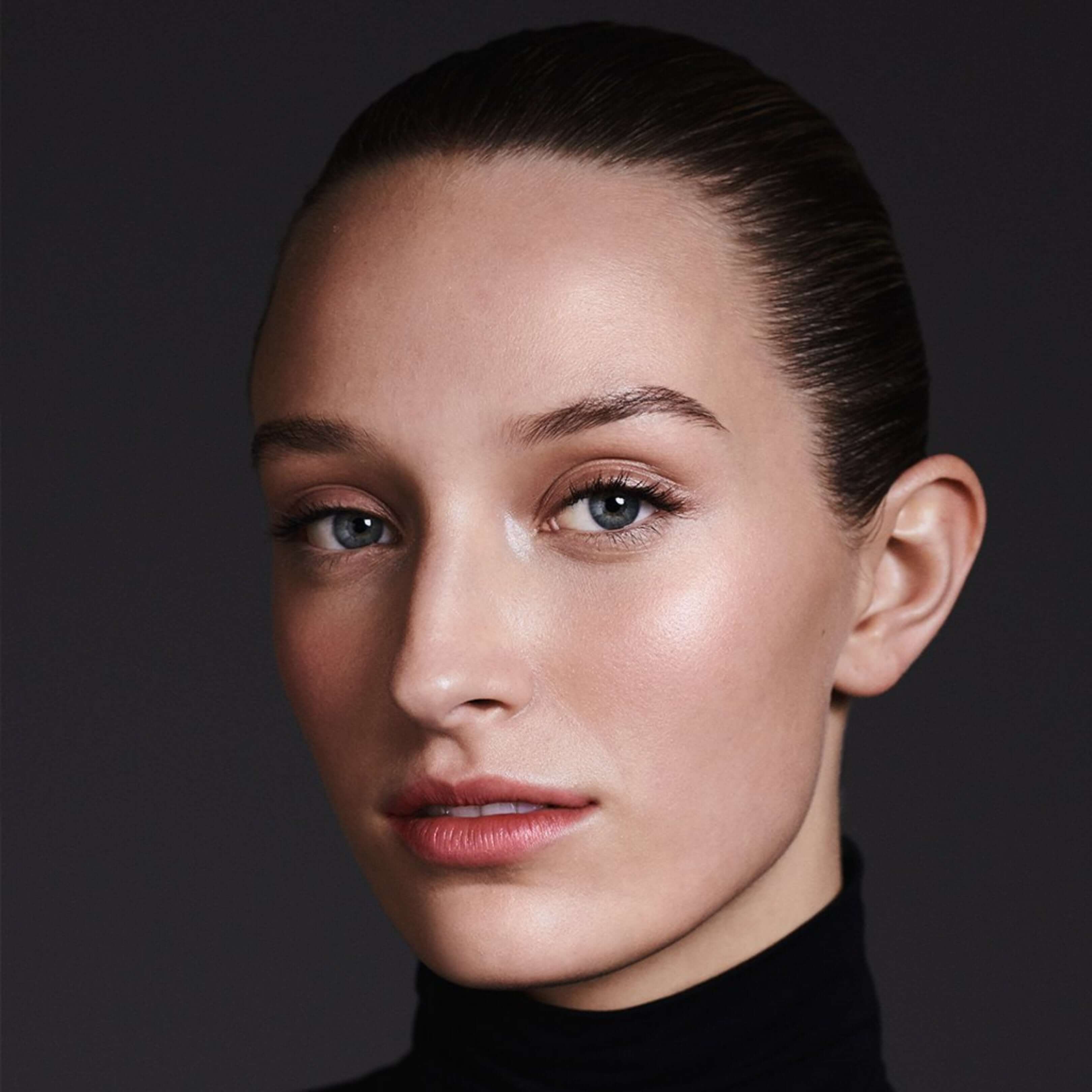 Un brillo natural que despierta la piel y envuelve el rostro en una luz delicada y sofisticada.