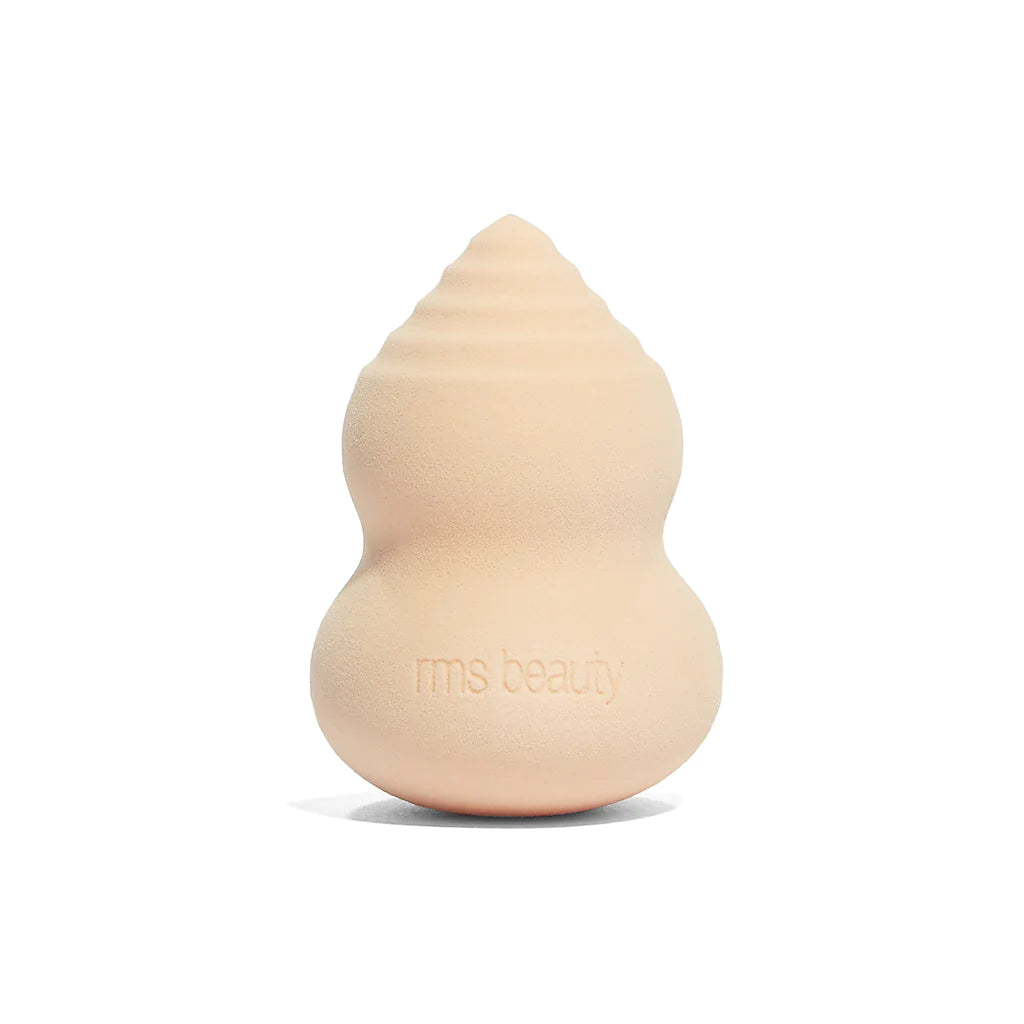 Skin2Skin Beauty Sponge de RMS Beauty se adapta al rostro y deja un acabado natural sin marcas.